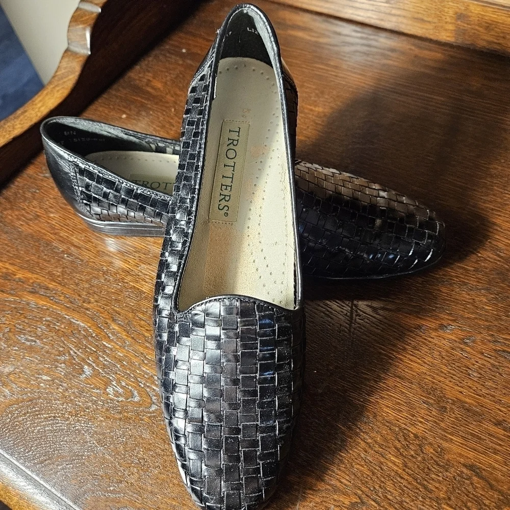 Trotters womens liz loafer black 8N.